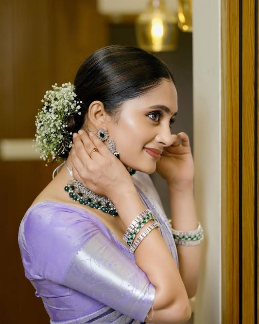 THIS SAREE FROM AURA ELEGANCE STORE IS THE PERFECT EXAMPLE OF HOW ELEGANCE AND SIMPLICITY CAN GO HAND IN HAND