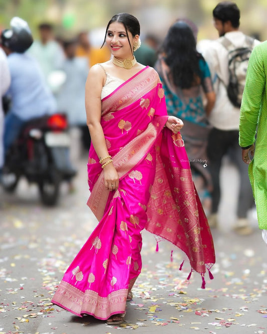 THIS SAREE FROM AURA ELEGANCE STORE IS THE PERFECT EXAMPLE OF HOW ELEGANCE AND SIMPLICITY CAN GO HAND IN HAND